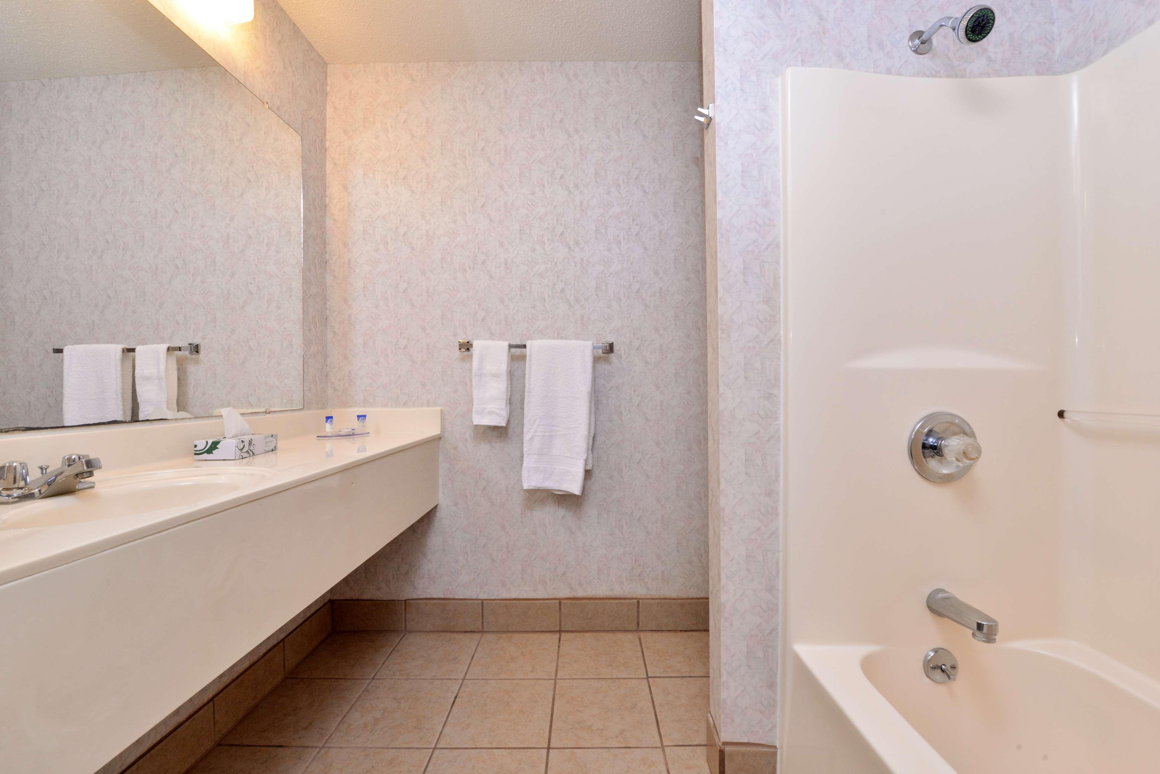 Americas Best Value Inn Knob Noster Bagian luar foto