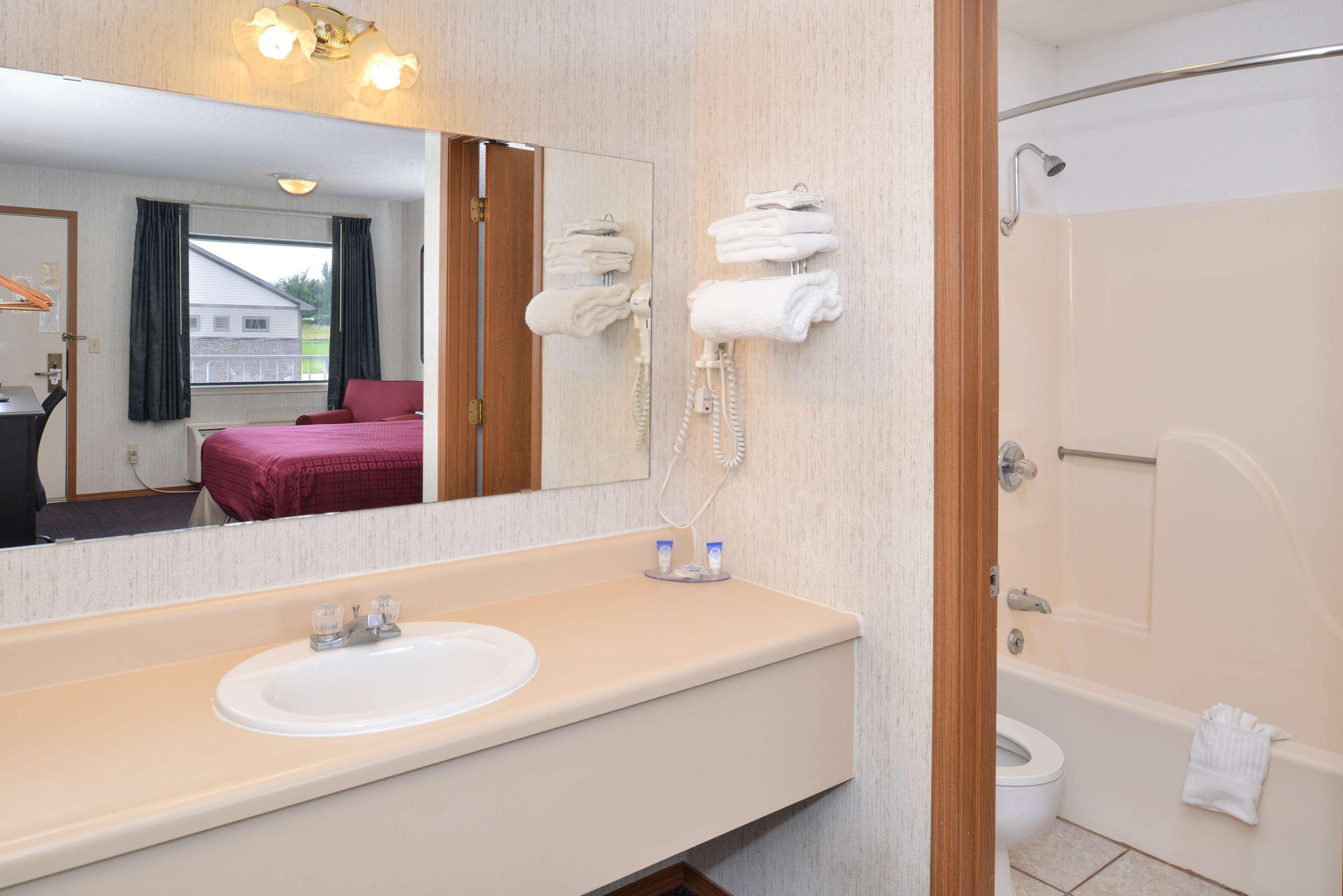 Americas Best Value Inn Knob Noster Bagian luar foto