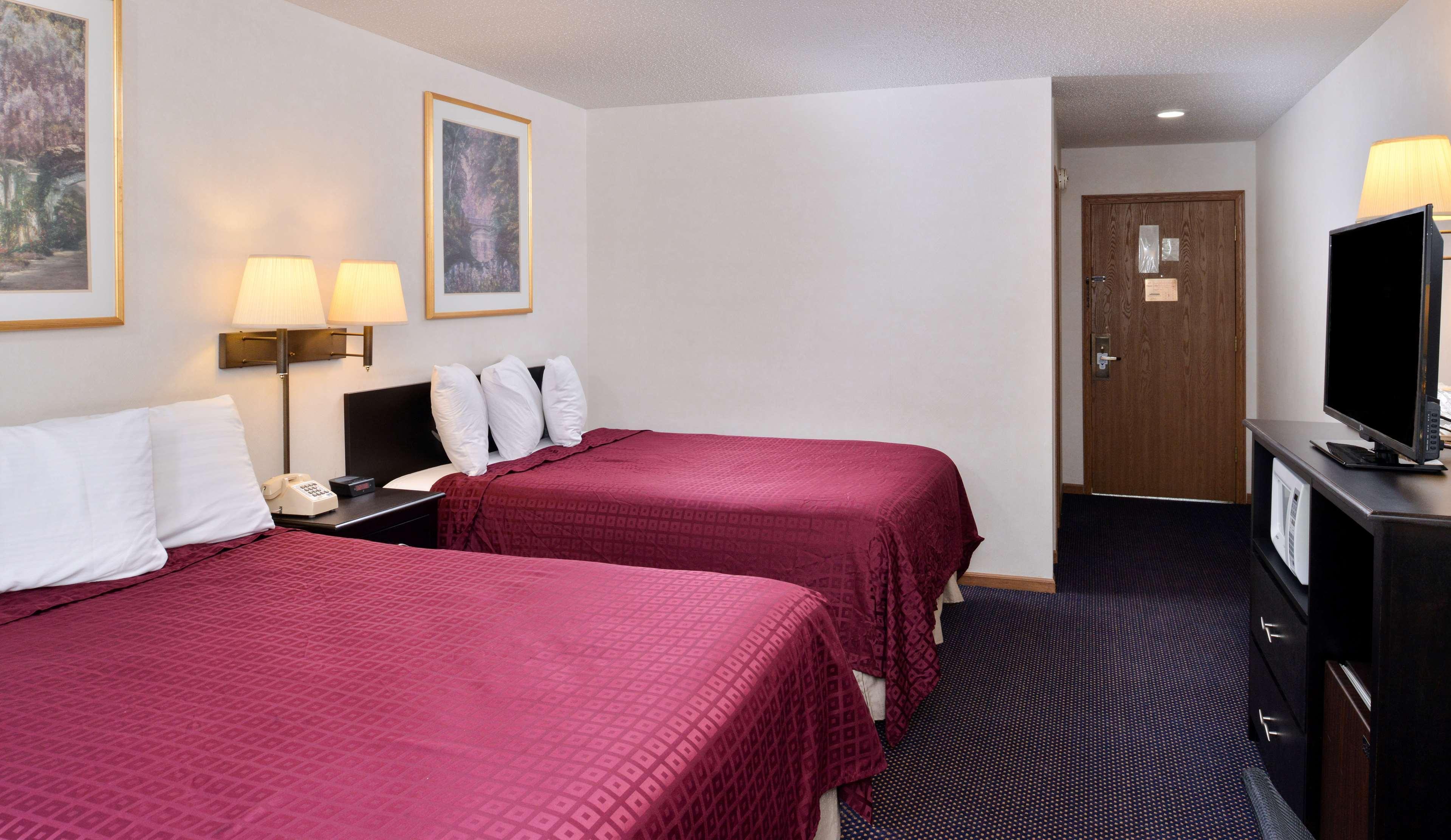 Americas Best Value Inn Knob Noster Bagian luar foto