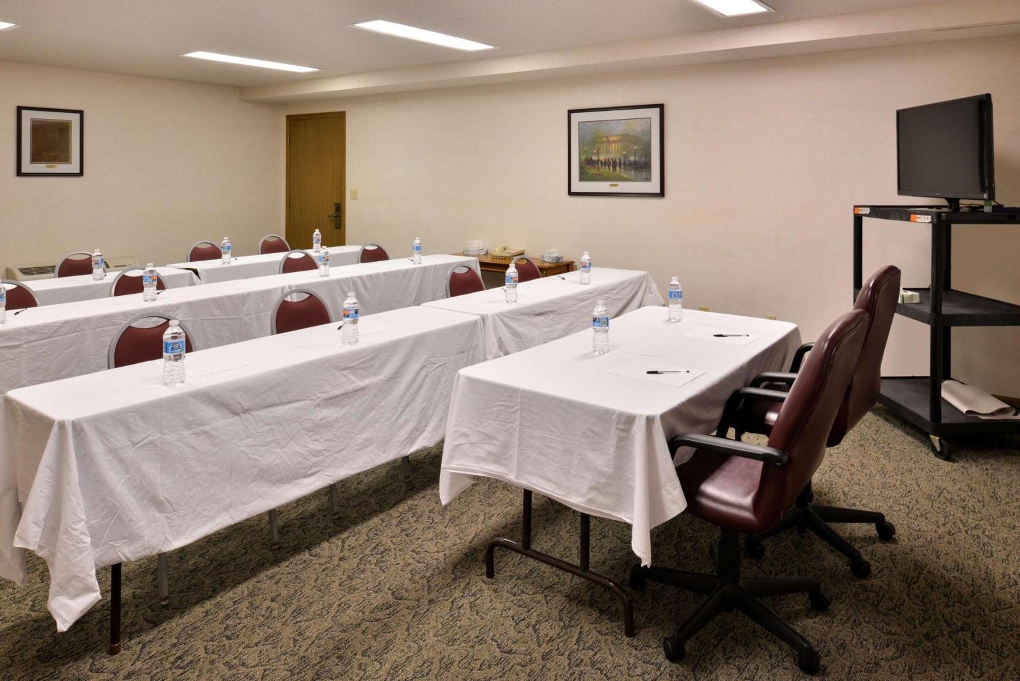 Americas Best Value Inn Knob Noster Bagian luar foto