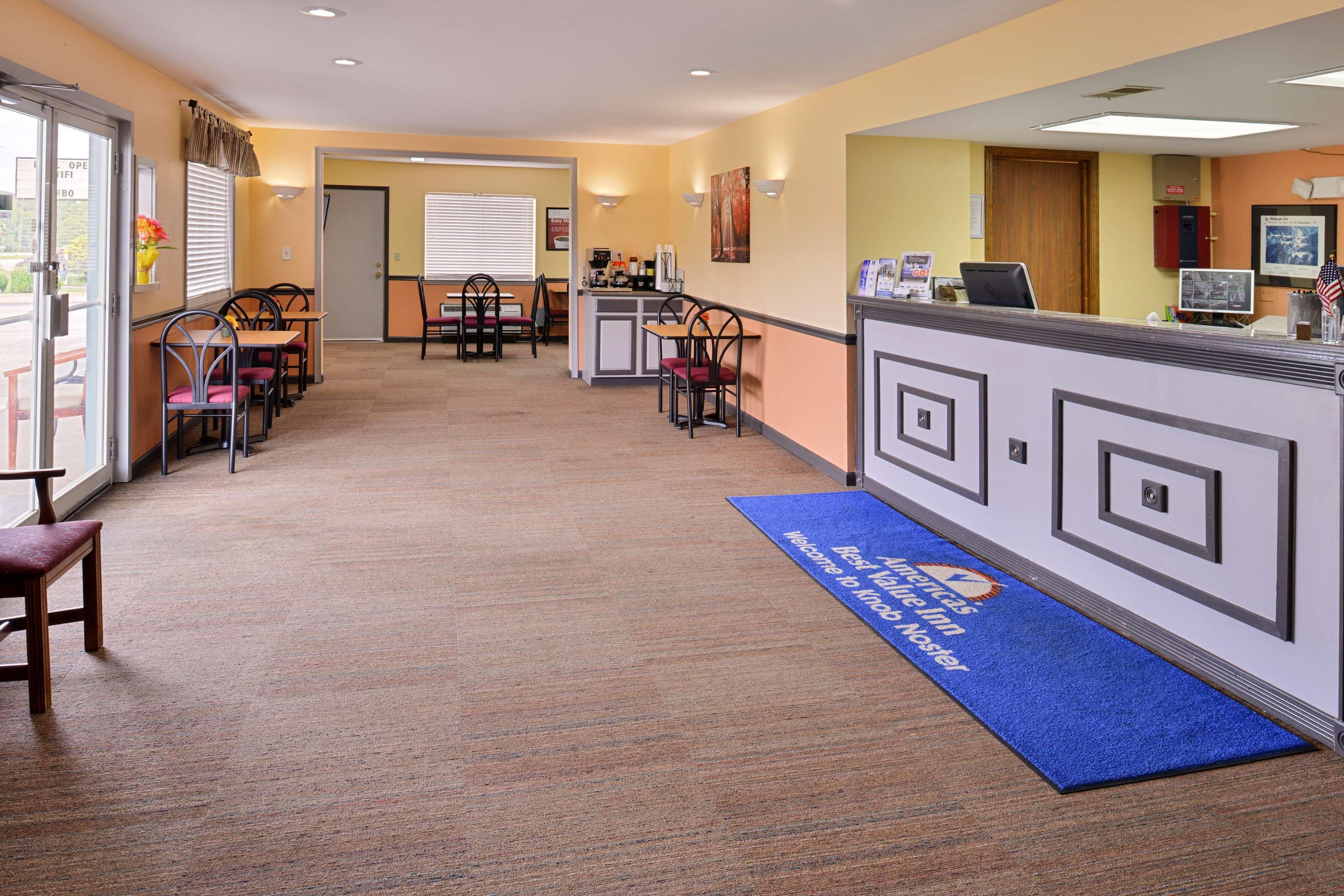 Americas Best Value Inn Knob Noster Bagian luar foto