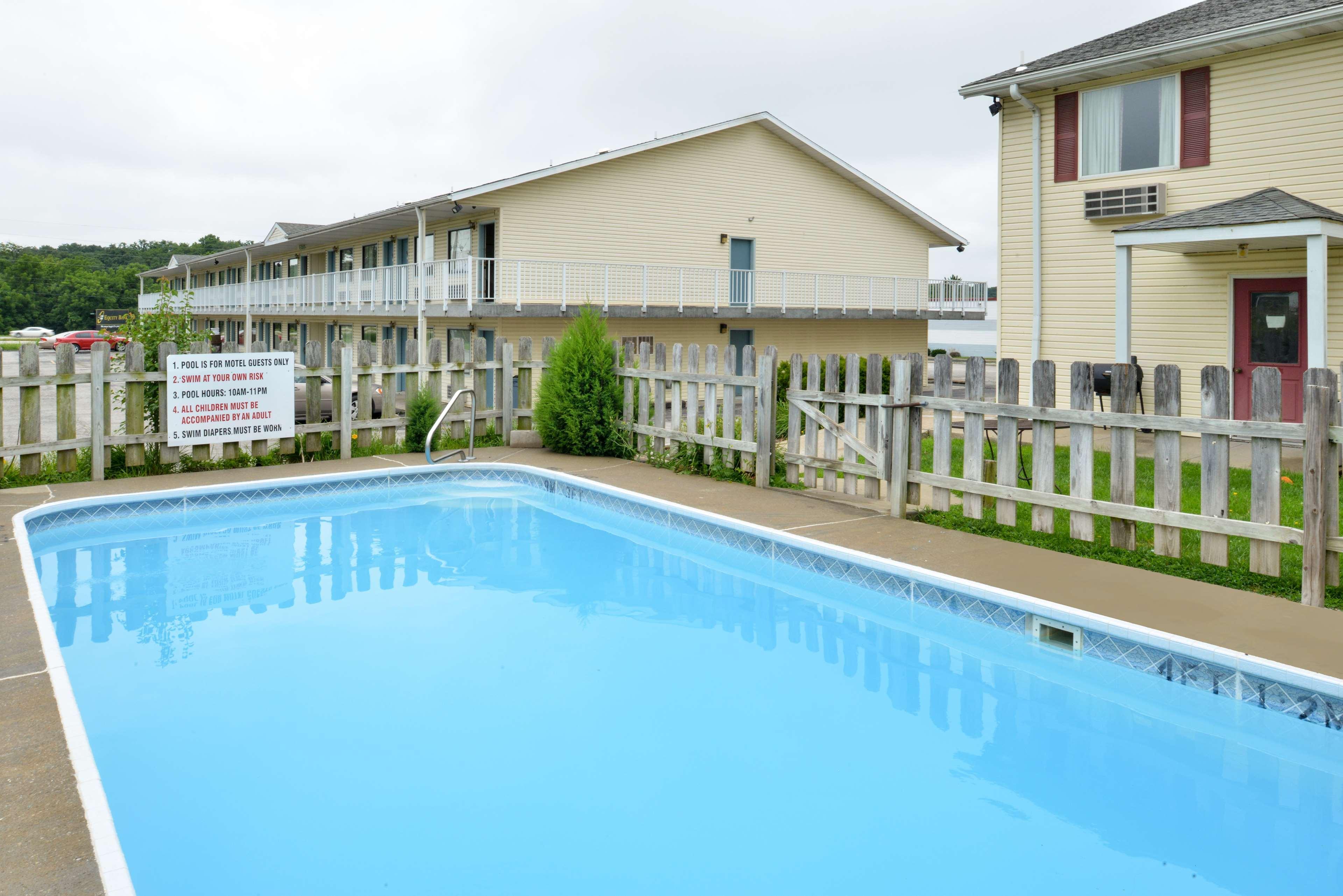 Americas Best Value Inn Knob Noster Bagian luar foto