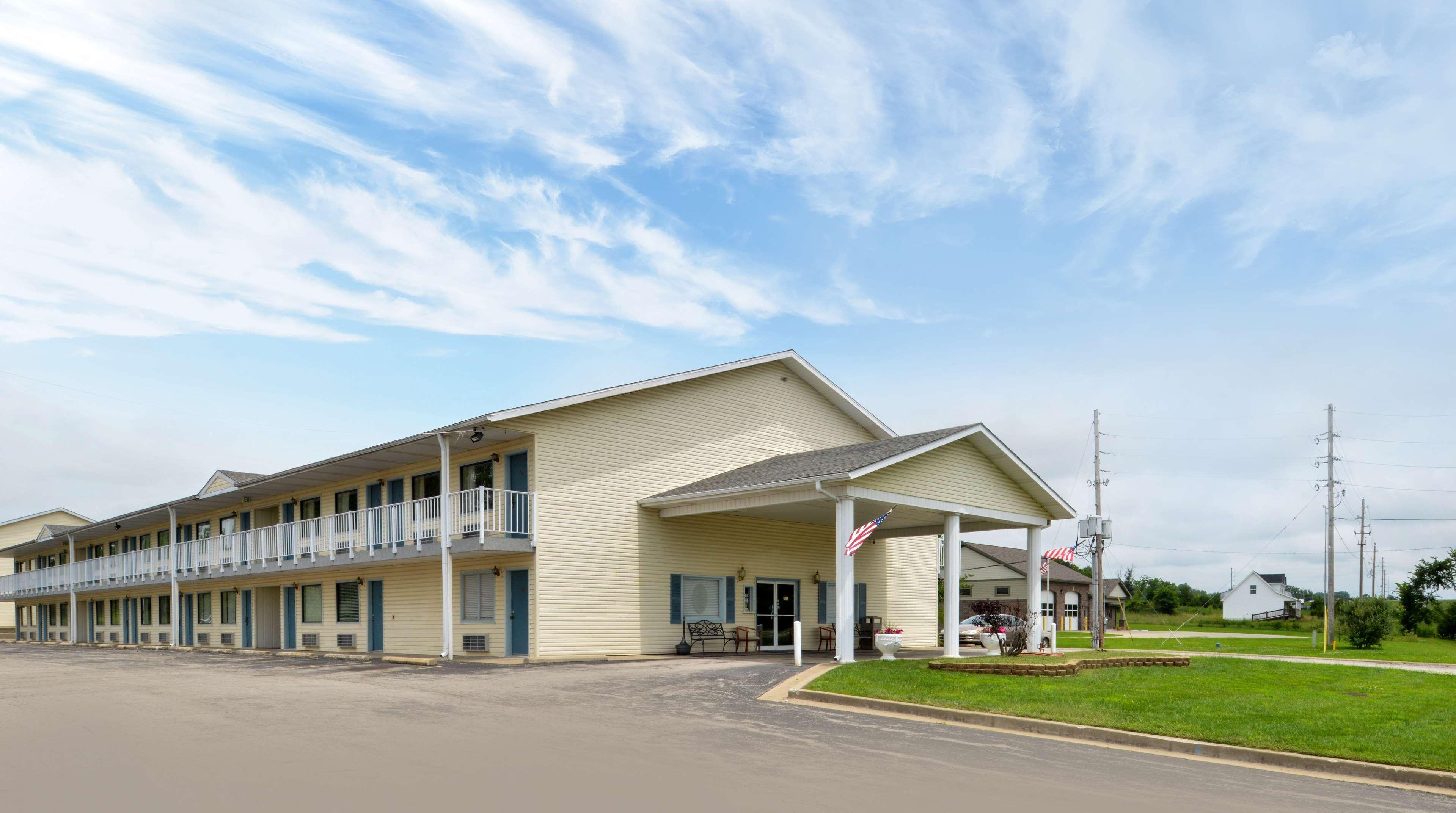 Americas Best Value Inn Knob Noster Bagian luar foto
