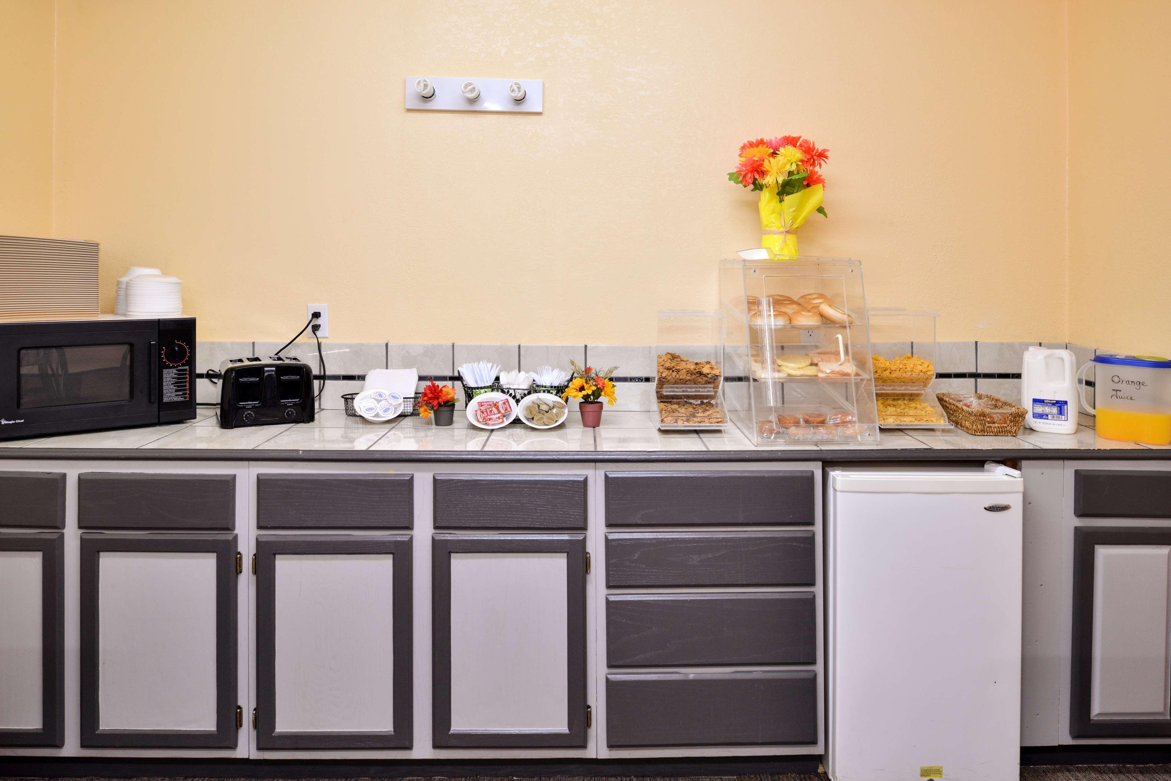 Americas Best Value Inn Knob Noster Bagian luar foto