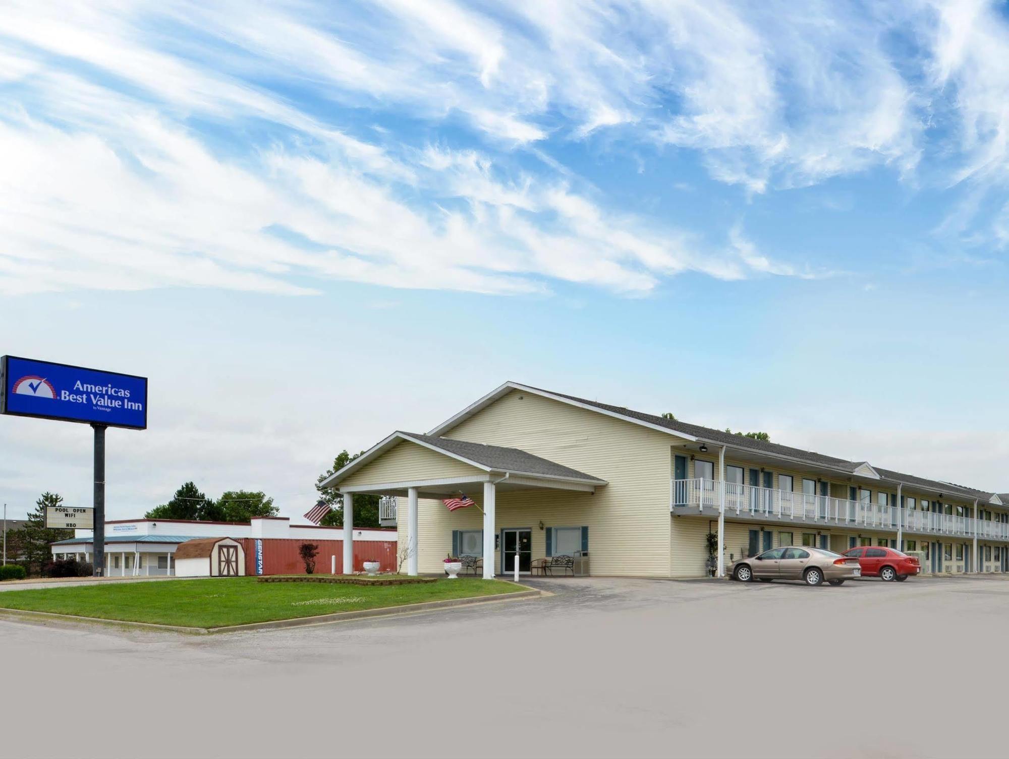 Americas Best Value Inn Knob Noster Bagian luar foto